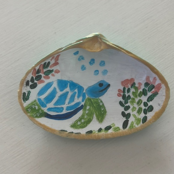 Coastal Hand Painted Sea Turtle Clam Shell Ring/ Paperclip Dish - Picture 1 of 2